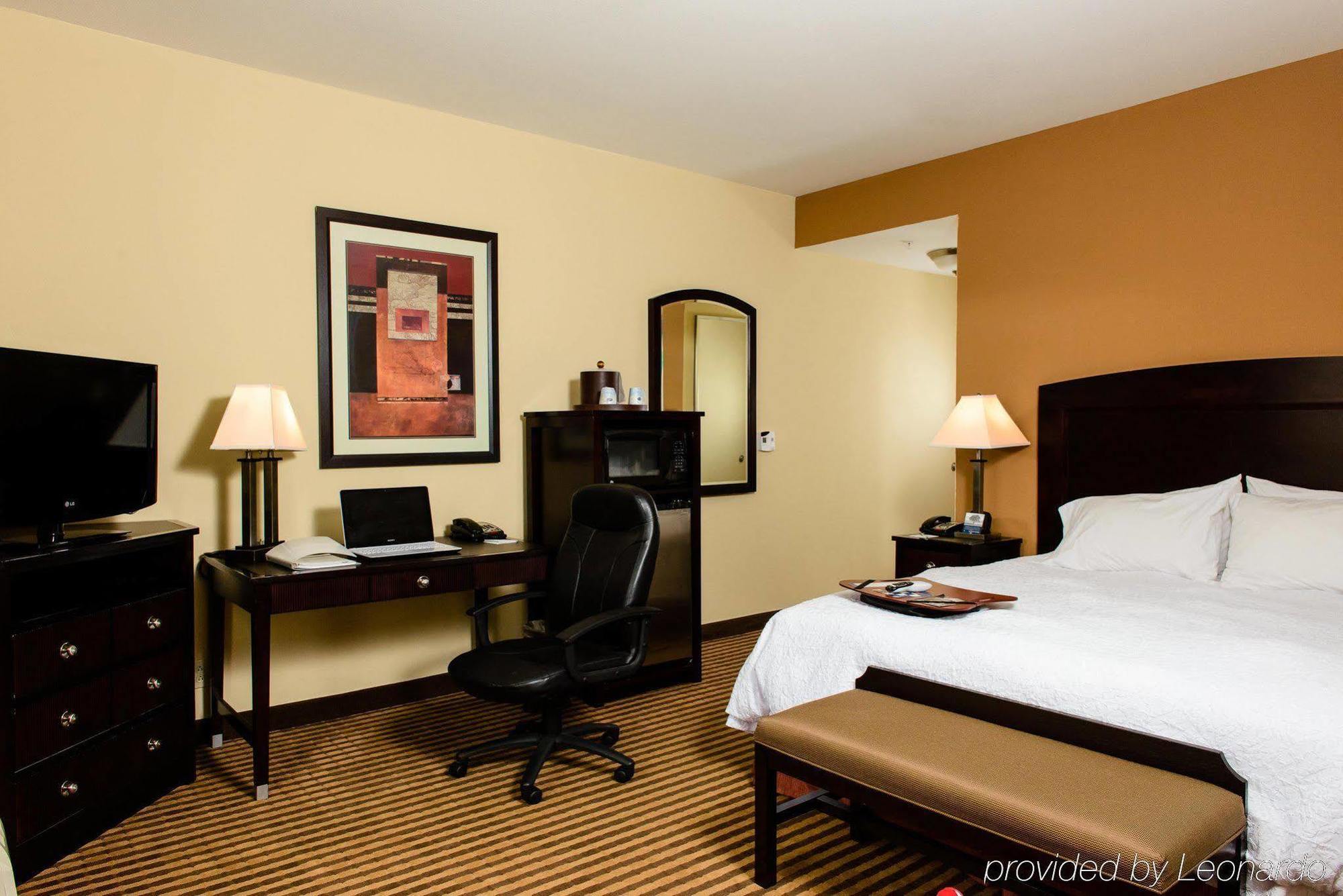 Hampton & Hotel