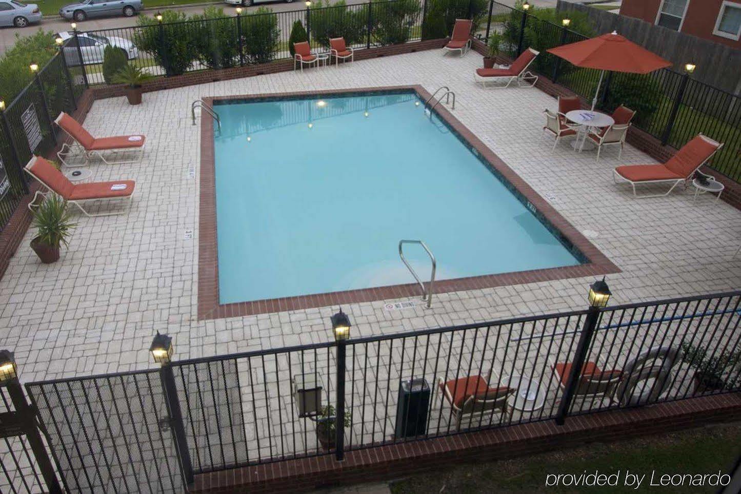 Hampton & Hotel